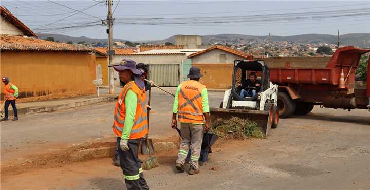 Equipes da Epidemiologia, CCZ, Codesel e Secretaria de Obras recolheram entulhos, galhos e materiais inservíveis